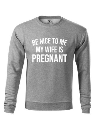 Szara bluza męska z białym napisem Be Nice To Me, My Wife Is Pregnant. Bluza wkładana, bez kaptura.