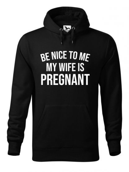 Czarna bluza męska z białym napisem Be Nice To Me, My Wife Is Pregnant. Bluza typu „kangur” z kapturem.