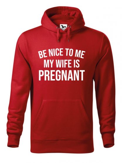 Czerwona bluza męska z białym napisem Be Nice To Me, My Wife Is Pregnant. Bluza typu „kangur” z kapturem.