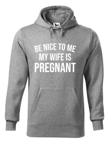 Szara bluza męska z białym napisem Be Nice To Me, My Wife Is Pregnant. Bluza typu „kangur” z kapturem.