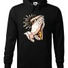 Czarna bluza męska z zabawnym nadrukiem dłoni trzymających kawałek pizzy i złożonych do modlitwy. Bluza typu kangur z kapturem.