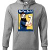Szara bluza męska z nadrukiem We Can Do It! Bluza typu kangur z kapturem.