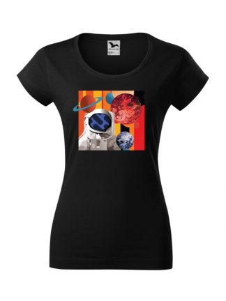 Damska koszulka z krótkim rękawem i nadrukiem astronauty otoczonego planetami. Koszulka w kroju slim-fit z dekoltem, w kolorze czarnym.