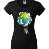 Damska koszulka z krótkim rękawem i nadrukiem astronauty na huśtawce z planety Ziemi. Krój slim-fit z dekoltem, kolor czarny.