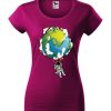 Damska koszulka z krótkim rękawem i nadrukiem astronauty na huśtawce z planety Ziemi. Krój slim-fit z dekoltem, kolor fuksja.