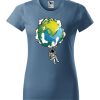 Damska koszulka z krótkim rękawem i nadrukiem astronauty na huśtawce z planety Ziemi. Krój standardowy, kolor jeans.