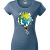 Damska koszulka z krótkim rękawem i nadrukiem astronauty na huśtawce z planety Ziemi. Krój slim-fit z dekoltem, kolor jeans.