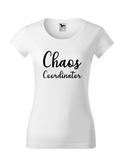 Damska koszulka z krótkim rękawem i napisem Chaos Coordinator. Koszulka w kroju slim-fit z dekoltem, w kolorze białym.