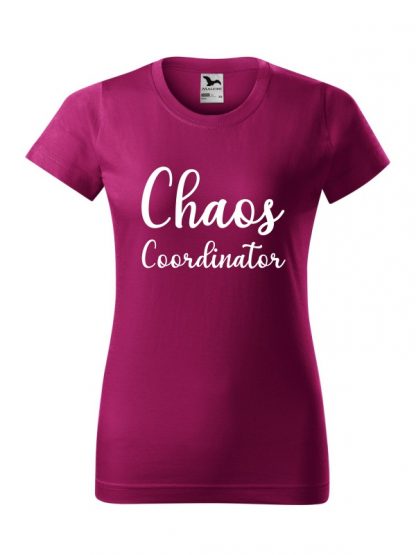 Damska koszulka z krótkim rękawem i napisem Chaos Coordinator. Koszulka w kroju standardowym, w kolorze fuksja.