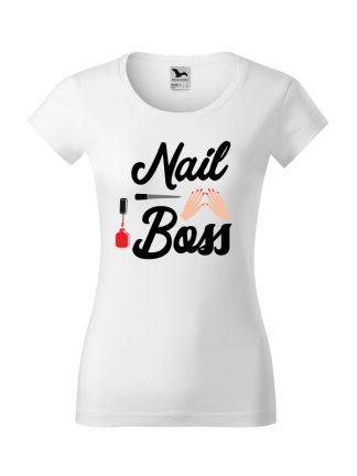Damska koszulka z krótkim rękawem, w kroju standardowym i napisem Nail Boss. Wokół napisu przybory do malowania paznokci i manicure. Czarny napis, biała koszulka.