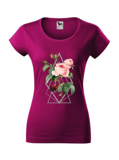 Damska koszulka z krótkim rękawem i kolorowym nadrukiem róży w stylu boho. Krój slim-fit, kolor fuksja.