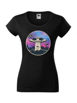 Damska koszulka z krótkim rękawem i nadrukiem UFO porywającego człowieka. Koszulka w kroju slim-fit z dekoltem, w kolorze czarnym.