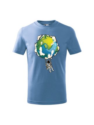 Dziecięca koszulka z krótkim rękawem i nadrukiem astronauty na huśtawce z planety Ziemi. Koszulka błękitna.