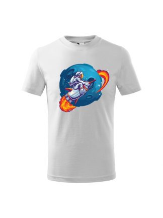 Dziecięca koszulka z krótkim rękawem i nadrukiem astronauty lecącego na rakiecie wokół księżyca. Koszulka biała.