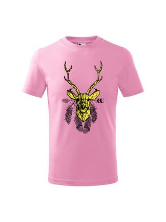 Różowa koszulka dziecięca z krótkim rękawem i geometrycznym nadrukiem żółtego jelenia otoczonego piórami.