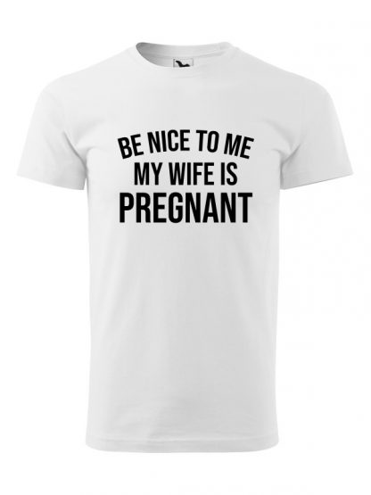 Męska koszulka z krótkim rękawem i napisem Be Nice to Me, My Wife Is Pregnant. Biała koszulka, czarny napis.