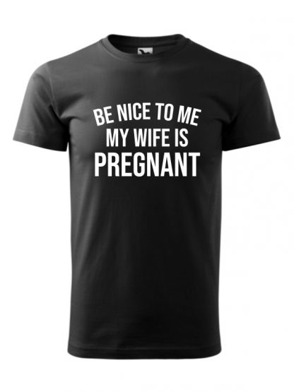 Męska koszulka z krótkim rękawem i napisem Be Nice to Me, My Wife Is Pregnant. Czarna koszulka, biały napis.