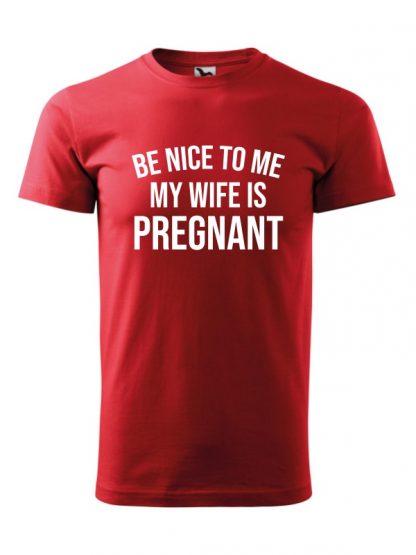 Męska koszulka z krótkim rękawem i napisem Be Nice to Me, My Wife Is Pregnant. Czerwona koszulka, biały napis.