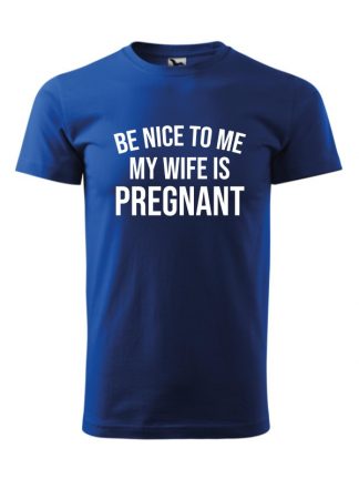 Męska koszulka z krótkim rękawem i napisem Be Nice to Me, My Wife Is Pregnant. Niebieska koszulka, biały napis.