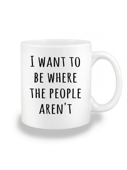 Biały kubek ceramiczny z czarnym napisem I Want To Be Where The People Aren’t. Nadruk dwustronny.