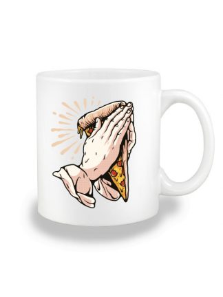 Biały kubek ceramiczny z zabawnym nadrukiem dłoni trzymających kawałek pizzy i złożonych do modlitwy. Nadruk dwustronny.