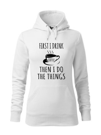 Biała bluza damska z napisem First I Drink Coffee, Then I Do The Things. Bluza typu „kangur” z kapturem. Napis czarny.