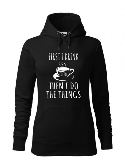 Czarna bluza damska z napisem First I Drink Coffee, Then I Do The Things. Bluza typu „kangur” z kapturem. Napis biały.