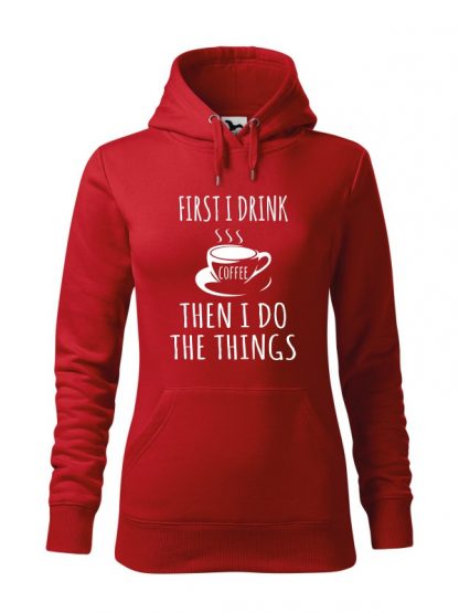 Czerwona bluza damska z napisem First I Drink Coffee, Then I Do The Things. Bluza typu „kangur” z kapturem. Napis biały.