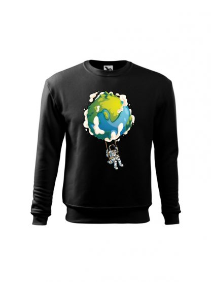 Czarna bluza dziecięca z nadrukiem astronauty huśtającego się na huśtawce z kuli ziemskiej. Bluza wkładana, bez kaptura.