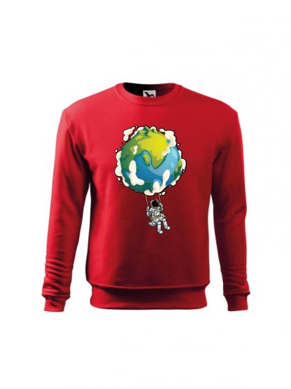 Czerwona bluza dziecięca z nadrukiem astronauty huśtającego się na huśtawce z kuli ziemskiej. Bluza wkładana, bez kaptura.