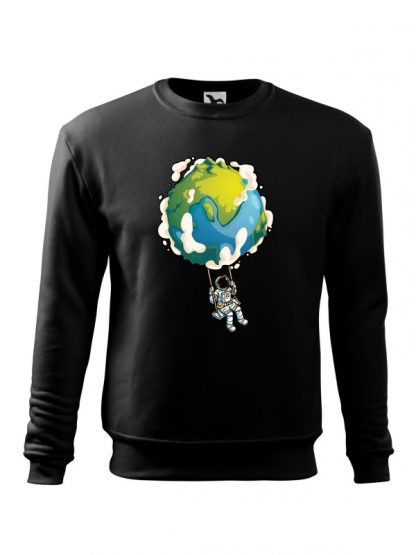 Czarna bluza męska z nadrukiem astronauty huśtającego się na huśtawce z kuli ziemskiej. Bluza wkładana, bez kaptura.