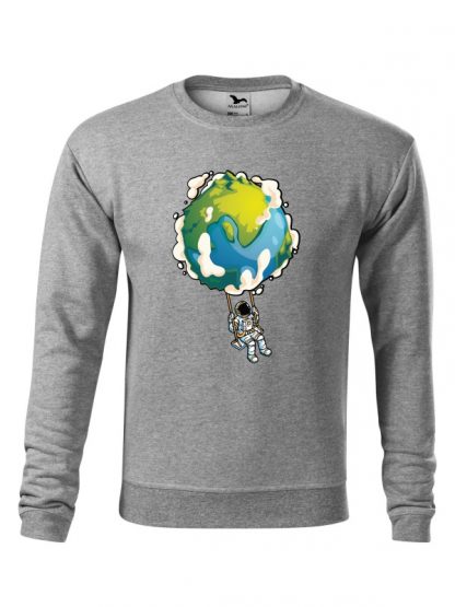 Szara bluza męska z nadrukiem astronauty huśtającego się na huśtawce z kuli ziemskiej. Bluza wkładana, bez kaptura.