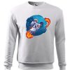 Biała bluza męska z kolorowym nadrukiem Astronauty siedzącego na rakiecie i lecącego wokół Księżyca. Bluza wkładana, bez kaptura.