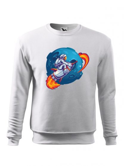 Biała bluza męska z kolorowym nadrukiem Astronauty siedzącego na rakiecie i lecącego wokół Księżyca. Bluza wkładana, bez kaptura.