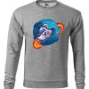 Szara bluza męska z kolorowym nadrukiem Astronauty siedzącego na rakiecie i lecącego wokół Księżyca. Bluza wkładana, bez kaptura.