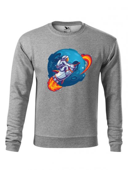 Szara bluza męska z kolorowym nadrukiem Astronauty siedzącego na rakiecie i lecącego wokół Księżyca. Bluza wkładana, bez kaptura.