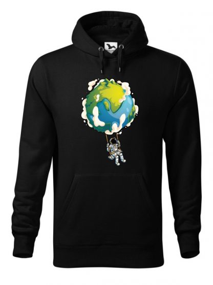 Czarna bluza męska z nadrukiem astronauty huśtającego się na huśtawce z kuli ziemskiej. Bluza typu „kangur” z kapturem.