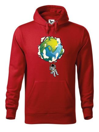 Czerwona bluza męska z nadrukiem astronauty huśtającego się na huśtawce z kuli ziemskiej. Bluza typu „kangur” z kapturem.