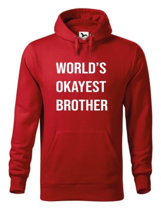 Czerwona bluza męska z białym napisem World's Okayest Brother. Bluza typu „kangur” z kapturem.
