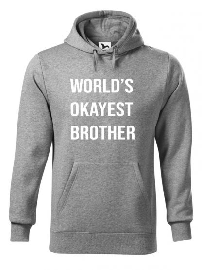 Szara bluza męska z białym napisem World's Okayest Brother. Bluza typu „kangur” z kapturem.