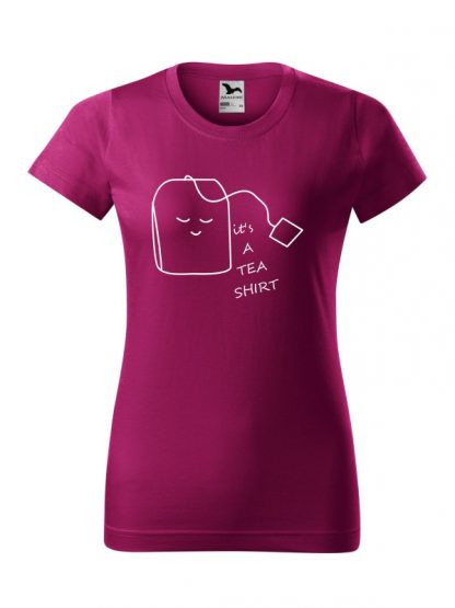 Damska koszulka z krótkim rękawem i nadrukiem It's A Tea Shirt. Krój standardowy, kolor fuksja. Nadruk biały.