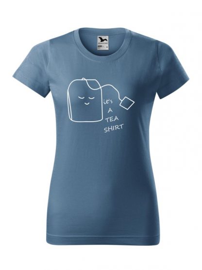 Damska koszulka z krótkim rękawem i nadrukiem It's A Tea Shirt. Krój standardowy, kolor jeans. Nadruk biały.