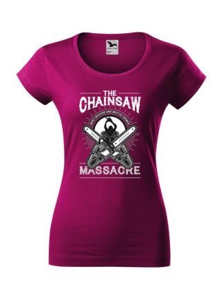 Damska koszulka z krótkim rękawem i czarno-białym nadrukiem The Chainsaw Massacre. Krój slim-fit z dekoltem, kolor fuksja.