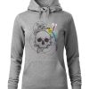 Szara bluza damska z nadrukiem w stylu boho, przedstawiającym kolorowego kolibra siedzącego na czaszce. Bluza typu „kangur” z kapturem.