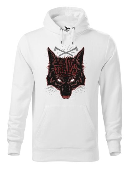 Biała bluza męska z czarnym motywem wilka oraz napisem We Are Freaks. Bluza typu „kangur” z kapturem.