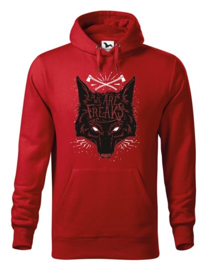 Czerwona bluza męska z czarnym motywem wilka oraz napisem We Are Freaks. Bluza typu „kangur” z kapturem.