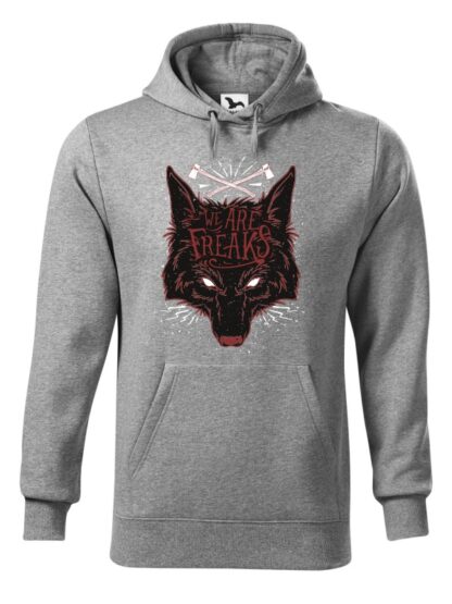 Szara bluza męska z czarnym motywem wilka oraz napisem We Are Freaks. Bluza typu „kangur” z kapturem.