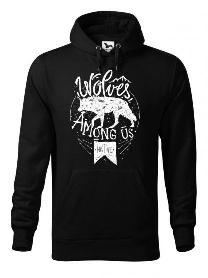 Czarna bluza męska z białym nadrukiem wilka oraz napisem Wolves Among Us. Bluza typu „kangur” z kapturem.