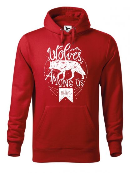 Czerwona bluza męska z białym nadrukiem wilka oraz napisem Wolves Among Us. Bluza typu „kangur” z kapturem.