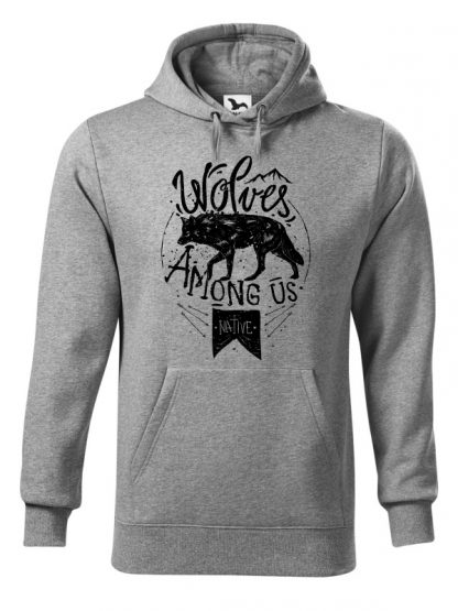 Szara bluza męska z czarnym nadrukiem wilka oraz napisem Wolves Among Us. Bluza typu „kangur” z kapturem.